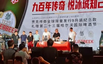 Broeder Jacob présente la Bouteille de Prestige n°88 sur 1125 Vlierbeek Grand Cru au Festival International de la Bière de Harbin !